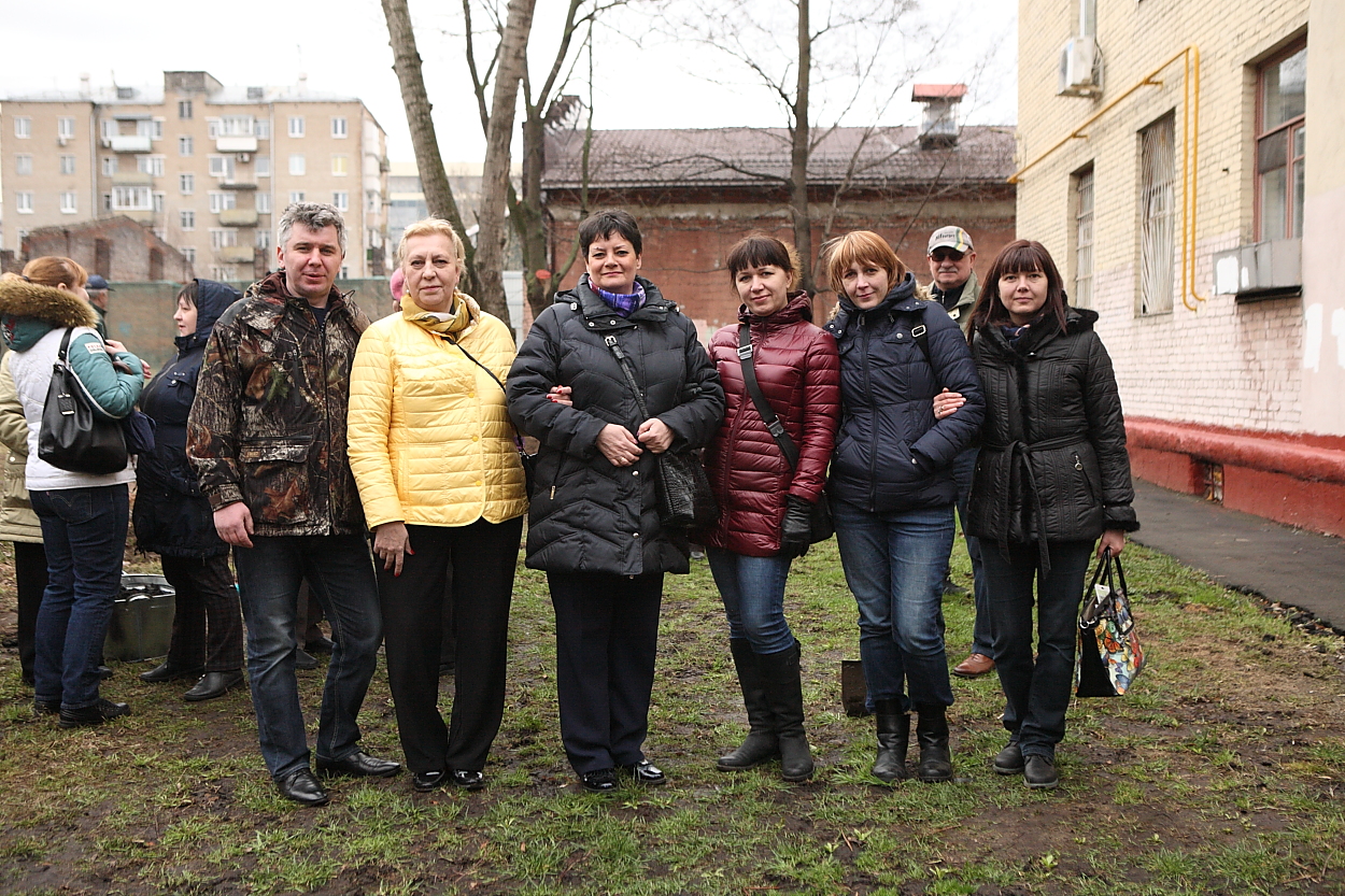 В рамках месячника по благоустройству территории, 14 апреля на территории района Якиманка по адресу: ул.Донская д.27, активные жители района, совместно с депутатами Совета депутатов муниципального округа Якиманка высадили плодовые деревья