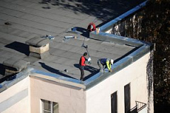 Ремонт крыш в домах района временно приостановили