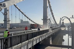Крымский мост в ЦАО промыли после зимы